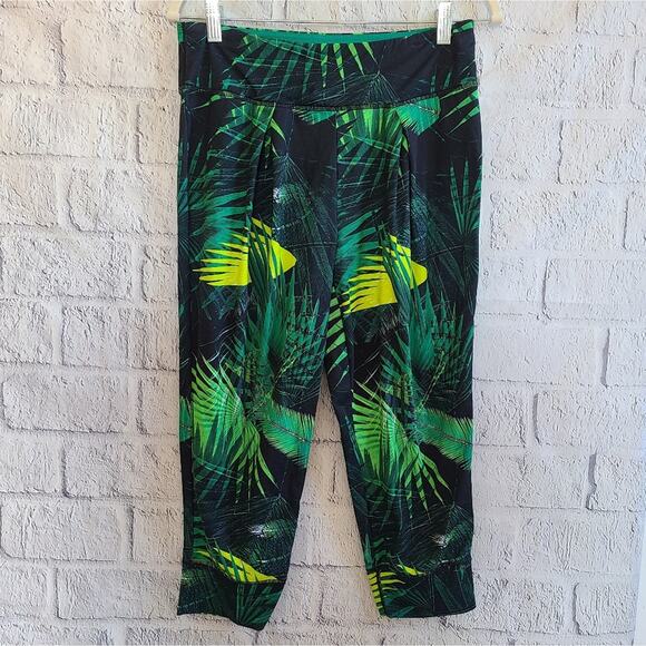 Fabletics Green Forest Floral Print Capri Workout Leggings Women's Small - Picture 12 of 12